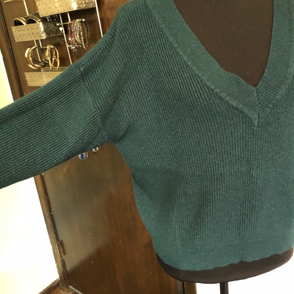 Green V neck sweater - Picture 4 of 8
